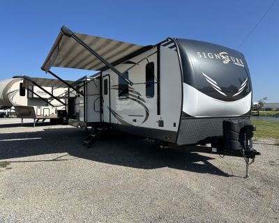 2021 Forest River Rockwood Signature Ultra Lite 8328SB
