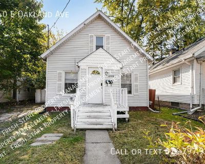 1440 E Oakland Ave. Welcome to this charming 3-bedroom, 1-bathroom home conveniently located in Lansing, MI. This newly updated house boasts a fenced-in backyard, perfect for outdoor gatherings and pets to roam freely. Near several local parks and a short-distance to Lansing Airport. Enjoy the beautiful Michigan weather on the deck, ideal for relaxing or entertaining guests. With its prime loca...