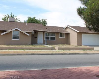 3 Bedroom 1BA 999 ft Apartment For Rent in Palmdale, CA