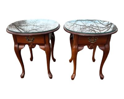 A 1990s Pair of Vintage Queen Anne Glass Top Oval Side Tables