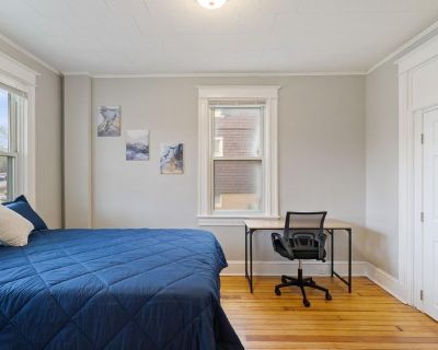 Deposit: $186.00 * Utilities included?: Yes * Fees apply?: Yes. References are not required. Non-smoking. Furnishings: Furnished * Disabled access: * Living room: shared. Availability Available Now Minimum term 1 month Maximum term None. Private furnished room for rent. Residential Duplex in Quiet Neighborhood 5 rooms 3 bathroom Prime Location: Bus stop and grocery store just around the corner....