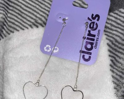 BNWT Claire s Heart Dangle Earrings