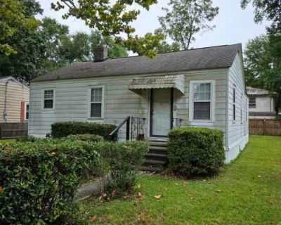 3 Bedroom 1BA 976 ft Pet-Friendly Apartment For Rent in Hanahan, SC