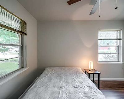 Available on: now. Furnished. Parking available * Internet included * LGBTQ+ friendly * Students welcome * 40+ years welcome PadSplit will require background checks for this room Learn more. Private Rooms in Cozy & newly-renovated Pasadena House, starting from $122/week, all utilities and Wifi included. Newly-renovated Padsplit located near central Pasadena. This property is a 5 min drive to Pr...