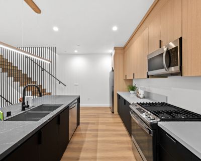 3 Bedroom 4BA 2500 ft Pet-Friendly Office Space For Rent in Los Angeles, CA