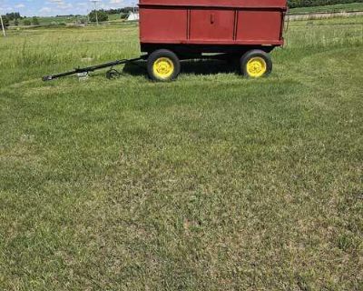 not sure of make/model/year. trailer has hydraulic lift that's in working conditio
