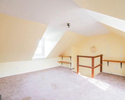 4 Bedroom 3BA 1812 ft Apartment For Rent in Baltimore, MD