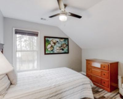 Come check out this newly renovated duplex! Its about a 7 minute walk to the nearest MARTA bus stop and is close to all West Midtown has to offer! The kitchen has modern appliances and a laundry area.