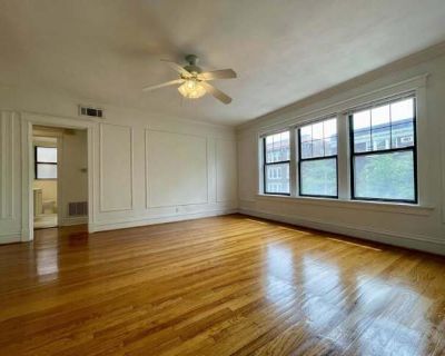 2 Bedroom 2BA 0 ft Pet-Friendly Apartment For Rent in Clayton, MO