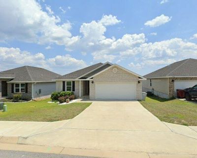 3 Bedroom 2BA 1585 ft Pet-Friendly House For Rent in Milton, FL