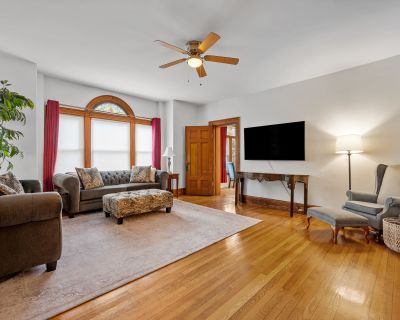 This listing is a mid term rental (30 days or longer) on https://homads.com/. NEW in Worcester and available for short term, monthly or long-term rental!This absolutely exquisite FULLY FURNISHED, newly renovated first floor apartment is available for flexible leasing options. Perfect for traveling or temporarily displaced families, contract workers, relocation housing, or professionals looking ...
