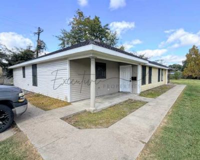 3 Bedroom 2BA 1200 ft Pet-Friendly Apartment For Rent in Lake Charles, LA