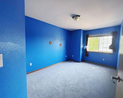 Pet friendly $950 per month room to rent in Seattle Hill-Silver Firs