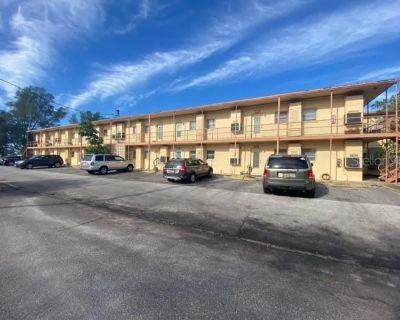 2 Bedroom 1.5BA 700 ft Apartment For Rent in Gulfport, FL