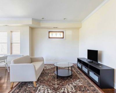 Bright Spacious Apt. w/ Lounge Areas 1 mile away from Horner Park (Has an Apartment). Room...