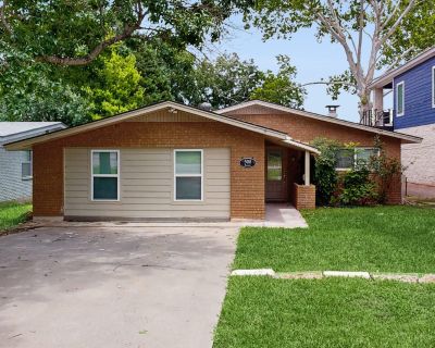 4 Bedroom 3BA Pet-Friendly House Vacation Rental in Ski Shores, Kingsland, TX