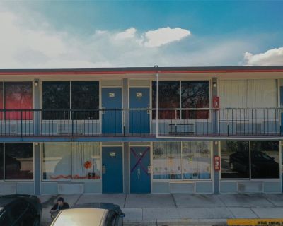 1 Bedroom 1BA 300 ft Furnished Condo For Sale in DAVENPORT, FL