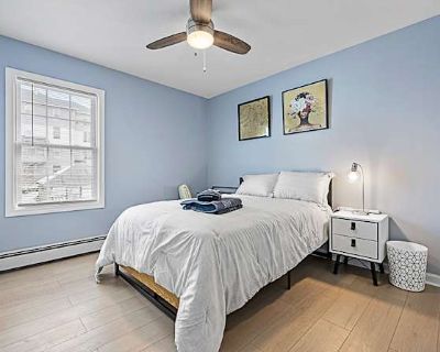 Available on: now. Furnished. Internet included * LGBTQ+ friendly * Students welcome * 40+ years welcome Maximus will require background checks for this room Learn more. This special place is close to everything, making it the ideal place to live. The room is perfect for anyone looking for a centralized, comfortable space in the city. Walking distance to Downtown, Union Station, Saint Vincent h...