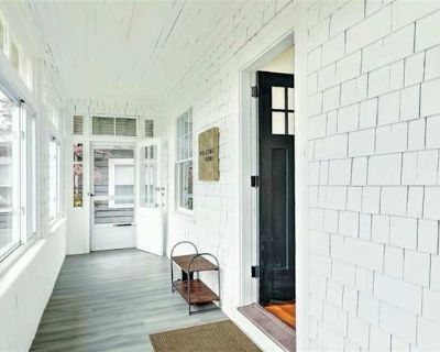 Available on: october 26. Unfurnished. Internet included * Students welcome * 40+ years welcome Maximeize Management will require background checks for this room Learn more. One bedroom is available on the main level of a bright, spacious 4-bedroom, 2-floor coed home. You ll share a fully equipped kitchen, comfortable living and dining areas, and an enclosed front porch perfect for relaxing. Re...