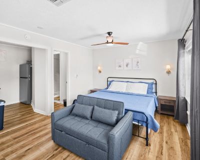 Security deposit: $309.00 * Fees apply?: Yes. References are not required. Non-smoking. Furnishings: Furnished * Disabled access: * Living room: shared. $309 weekly (whole property). Private furnished room for rent. Enjoy living in a highquality Jacksonville studio apartment. This unit was fully renovated in October with modern touches in a quiet culdesac The kitchen is equipped with a fridge ,...