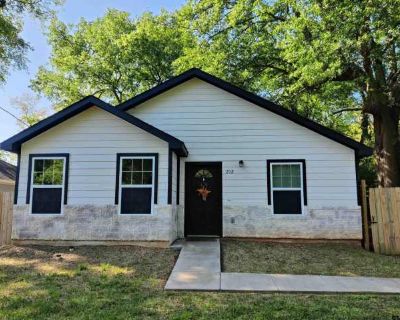 3 Bedroom 2BA 1428 ft Apartment For Rent in Pittsburg, TX