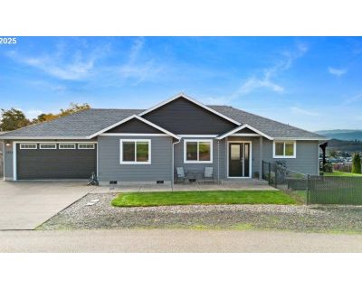 3 Bedroom 2BA 1309 ft Single Family House For Sale in Roseburg, OR
