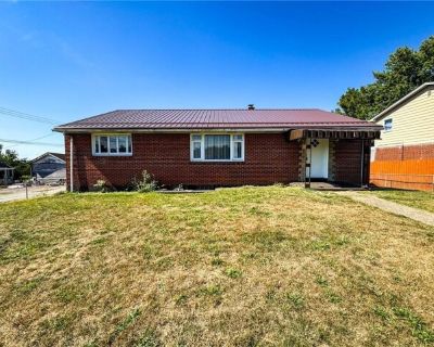 11 Raymond St. Level entry Ranch home ready for rent. Enter the home into the entryway with a large walk-in closet and coat closet for plenty of storage. The living room is located on the left and boasts plenty of natural light from the picture window. The dining room is open to the kitchen which includes a breakfast bar and plenty of cabinets and countertop space. The main bathroom down the ha...