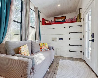 1BA House Vacation Rental in Chimney Rock Tiny Home, Canyon Lake, TX