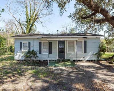 2 Bedroom 1BA 884 ft Pet-Friendly Apartment For Rent in Charleston County, SC