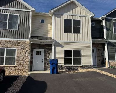 3 Bedroom 2.5BA 1490 ft Pet-Friendly Apartment For Rent in Rockingham County, VA