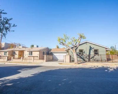 2202 ft Duplex For Sale in CANOGA PARK, CA