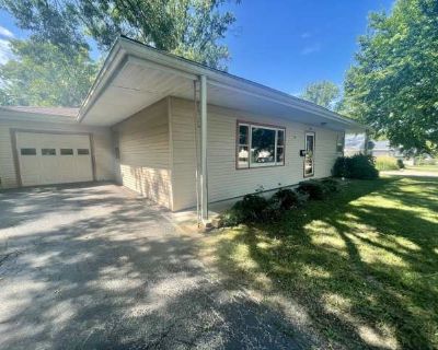 3 Bedroom 1BA 1300 ft Pet-Friendly Apartment For Rent in Bloomington, IN