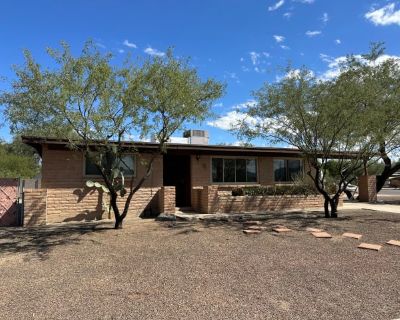 3 Bedroom 2BA 1312 ft Apartment For Rent in Casas Adobes, AZ