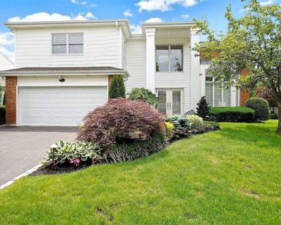 Country Club Dr, Commack, Condo For Sale