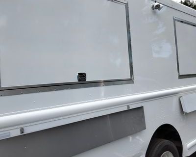22-Foot Catering Food Truck for Sale - Freight liner / Mt 55 / 2000
