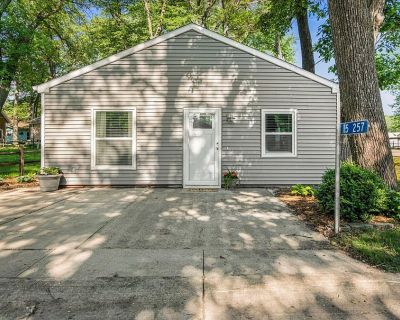 3 Bedroom 1BA 936 ft Furnished Pet-Friendly Single Family Home For Rent in Clear Lake, IA