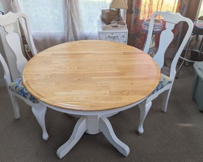Dining table w 2 chairs