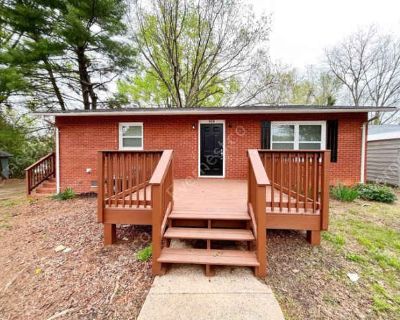 3 Bedroom 1BA 1025 ft Pet-Friendly Apartment For Rent in Monroe, NC