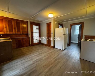 2 Bedroom 1BA 665 ft Pet-Friendly Apartment For Rent in Waterville, ME