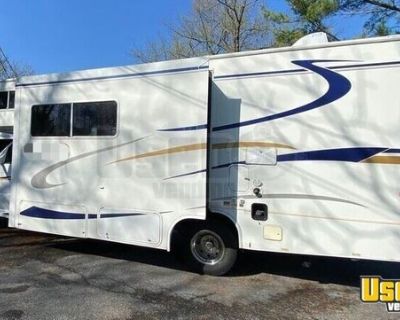 2004 Ford Jayco Mobile Hair Salon Truck with Bathroom