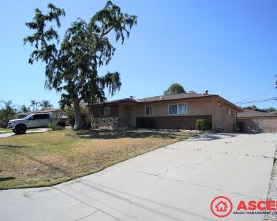 3 Bedroom 1.5BA 1360 ft House For Rent in Bakersfield, CA