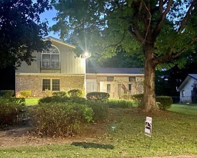 4 Bedroom 3BA 2292 ft Pet-Friendly Single Family Home For Rent in Dunwoody, GA