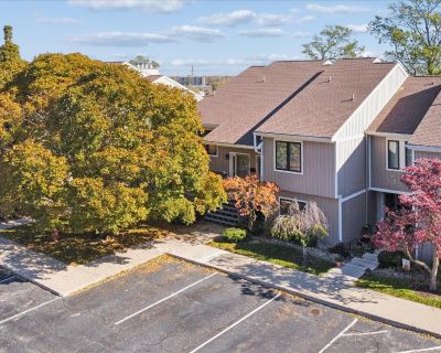 3 Bedroom 2BA 1377 ft Condo For Sale in St. Joseph, MI