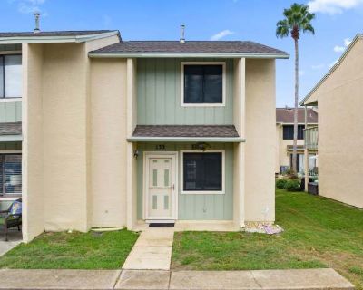 2 Bedroom 1.5BA 950 ft Furnished Apartment For Rent in Panama City Beach, FL