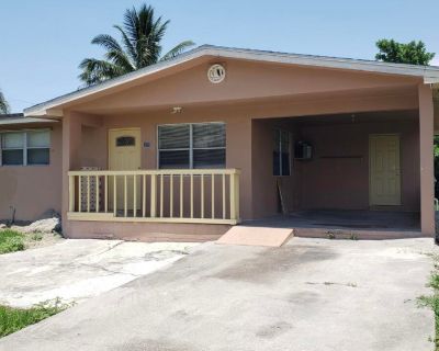 3 Bedroom 2BA 1200 ft Apartment For Rent in South Bay, FL