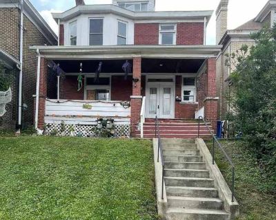 2015 Broadway Ave. You'll enjoy Pittsburgh's cool historic buildings, diehard sports fans and laid-back attitude. In unit laundry Pet friendly Air conditioning Unit Amenities air conditioning in unit laundry Property Amenities cats allowed dogs allowed pet friendly. Pets allowed. 3 Bedroom. 2 Bathroom. 0 ft