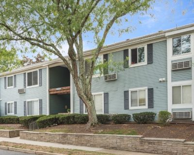 2 Bedroom 1BA 886 ft Condo For Rent in Franklin Twp., NJ