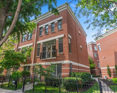 3 Bedroom 2BA 2600 ft Townhouse For Sale in Chicago, IL