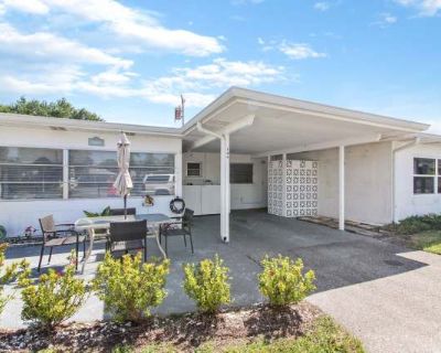 2 Bedroom 1BA 1031 ft Furnished Apartment For Rent in Venice, FL