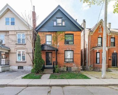 3 Bedroom 1BA 800 ft Pet-Friendly Room For Rent in Hamilton, Ontario